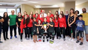 Şampiyonluk kupasını Başkan'a getirdiler