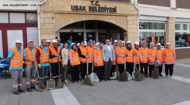 ŞEHRİN GİZLİ KAHRAMANLARI DAHA TEMİZ UŞAK İÇİN 7/24 ÇALIŞMALARINI SÜRDÜRÜYOR