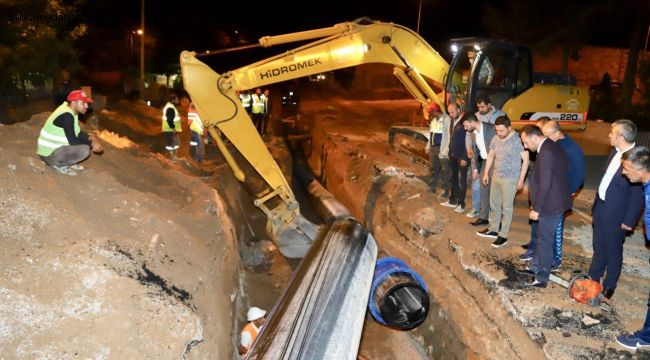 ŞEHRİN TEMİZ VE SAĞLIKLI SUYA KAVUŞMASI İÇİN BAŞKAN ARI VE BELEDİYE EKİPLERİNİN GECE MESAİSİ