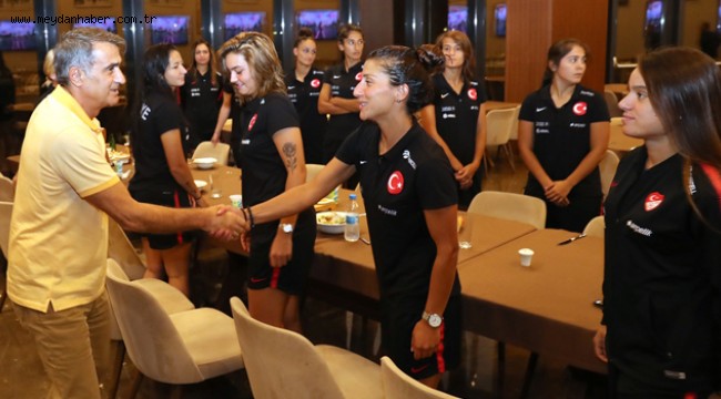 Şenol Güneş'ten Kadın A Milli Futbol Takımı'na ziyaret