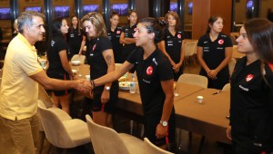 Şenol Güneş'ten Kadın A Milli Futbol Takımı'na ziyaret