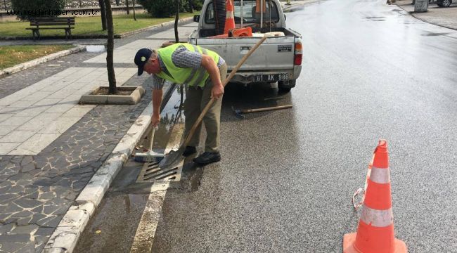 YAĞMUR SUYU MAZGALLARI TEMİZLENİYOR