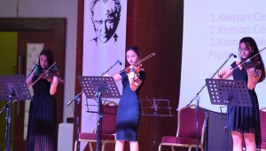 Yaz okulu öğrencilerinden müzik dinletisi 