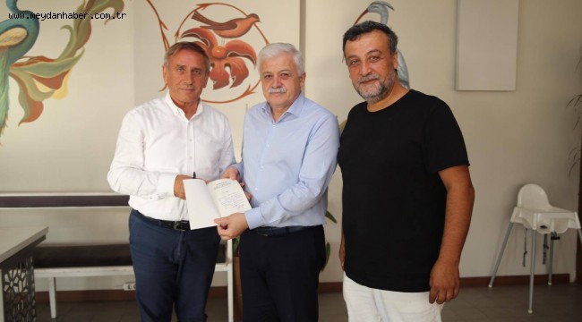 YILDIRIM KAYA İLK KİTABINI BAŞKAN DEVECİLER İÇİN İMZALADI