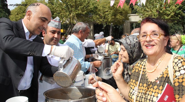 Bakırköy Belediyesi tarafından Bakırköy Cumhuriyet (Özgürlük) Meydanında binlerce yurttaşa aşure ikram edildi.  