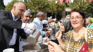 Bakırköy Belediyesi tarafından Bakırköy Cumhuriyet (Özgürlük) Meydanında binlerce yurttaşa aşure ikram edildi.  