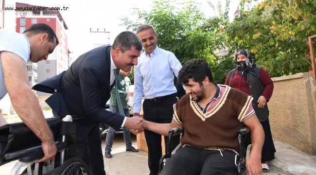 BAŞKAN ASYA YÜRÜME ENGELLİ YUNUS'A TEKERLEKLİ SANDALYE HEDİYE ETTİ