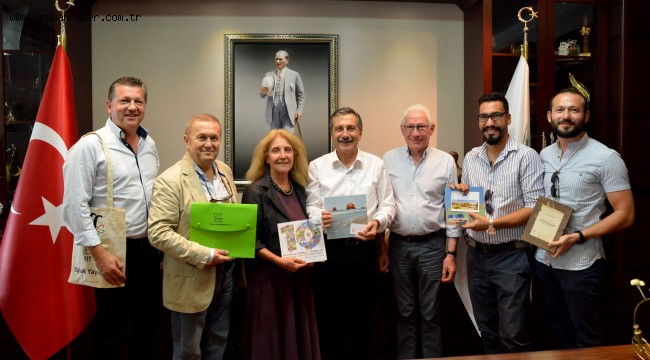 BAŞKAN ATAÇ KARİKATÜRİSTLER İLE BULUŞTU