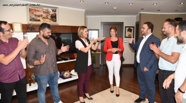 BAŞKAN HÜRRİYET MİSAFİRLERİNİ İŞARET DİLİYLE KARŞILADI