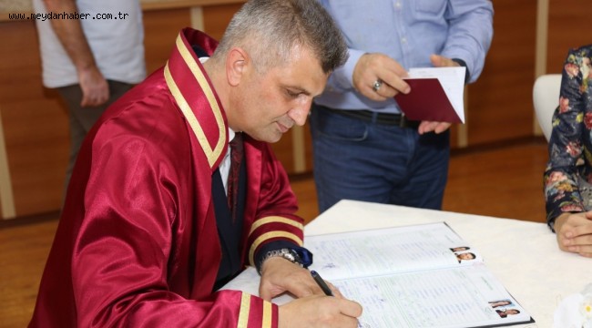 Başkan Sezer işitme engelli çiftin mutluluğuna ortak oldu