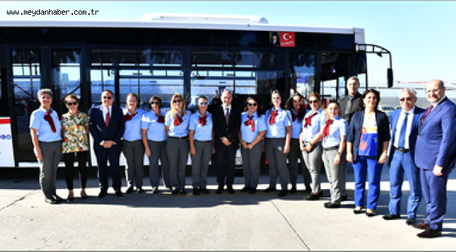 Başkan Soyer'den kadın otobüs şoförlerine övgü