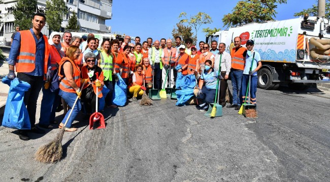 Başkan Soyer Karabağlar'daki temizlik çalışmalarına katıldı