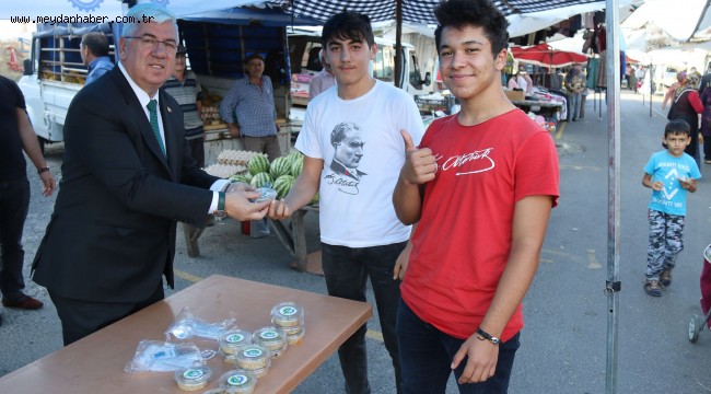 Başkan Yüksel Pazarcı Esnafına ve Vatandaşlara Aşure İkram Etti