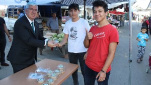 Başkan Yüksel Pazarcı Esnafına ve Vatandaşlara Aşure İkram Etti