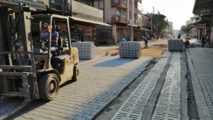Belediye Caddesi'nde Kilit Parke Döşemesi Başladı