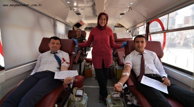 BELEDİYE PERSONELİNDEN KIZILAY KAN BAĞIŞINA DESTEK