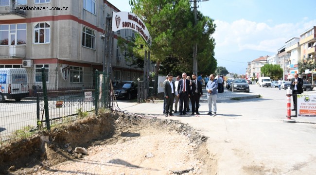 Burhaniye Mahallesinde Otopark Ve Parke Taşı Uygulamaları Sürüyor