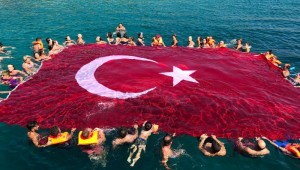 ÇEŞME ' DE DEV TÜRK BAYRAĞI AÇTILAR