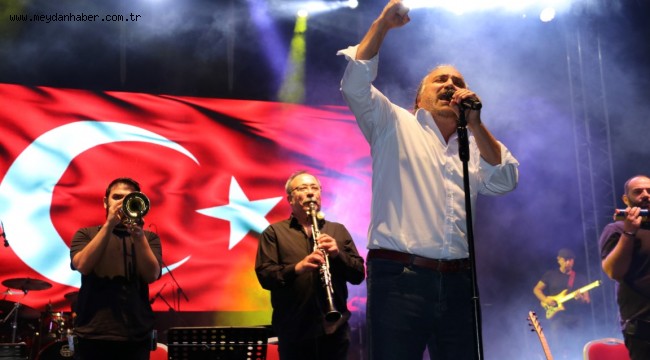 Çeşme'nin Kurtuluşu'nun 97. yılı coşkuyla kutlandı!