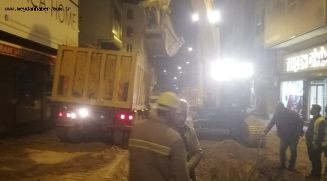 DAHA GÜZEL BİR NEVŞEHİR İÇİN BELEDİYE EKİPLERİNİN GECE MESAİSİ