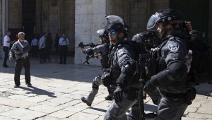 Fanatik Yahudilerden Mescid-i Aksa'ya baskın