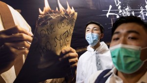 Hong Kong'da protestocu öğrenciler derslere girmedi