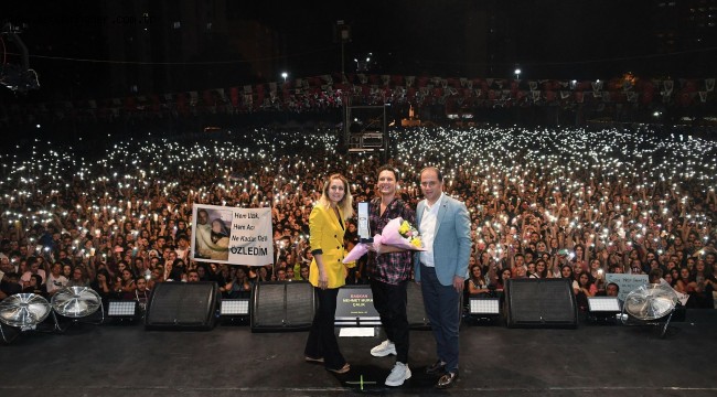 İZMİR'İN KURTULUŞU, BEYLİKDÜZÜ'NDE EDİS KONSERİYLE KUTLANDI