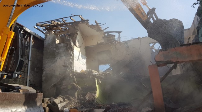 İZMİT'TE AĞIR HASARLI BİNALAR NİHAYET YIKILIYOR