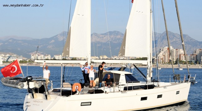 Konyaaltı Sahili açıklarında yelkenli şovu