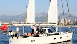 Konyaaltı Sahili açıklarında yelkenli şovu