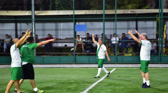 Meclisteki uyum halı sahalara taşındı