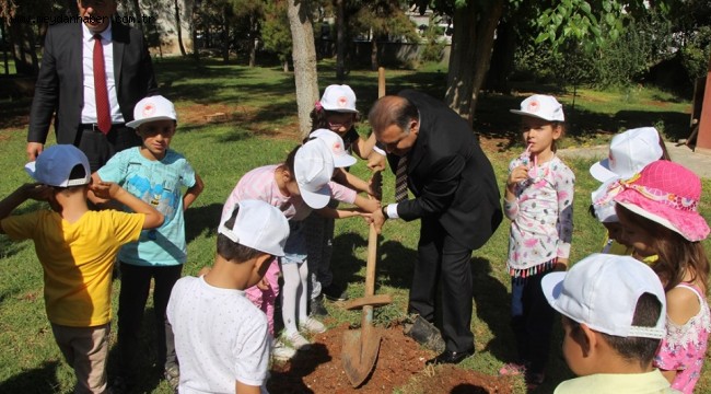 Minik Öğrenciler İlk Fidanlarını Dikti  