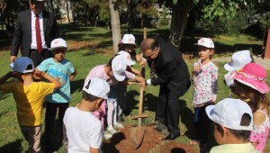 Minik Öğrenciler İlk Fidanlarını Dikti  