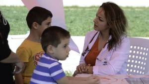 MİNİKLER SAĞLIK KONTROLLERİNİ EĞLENEREK YAPTIRDI