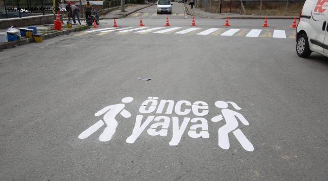 OKUL ÖNLERİNDEKİ TRAFİK UYARI VE İŞARETLERİ YENİLENİYOR…