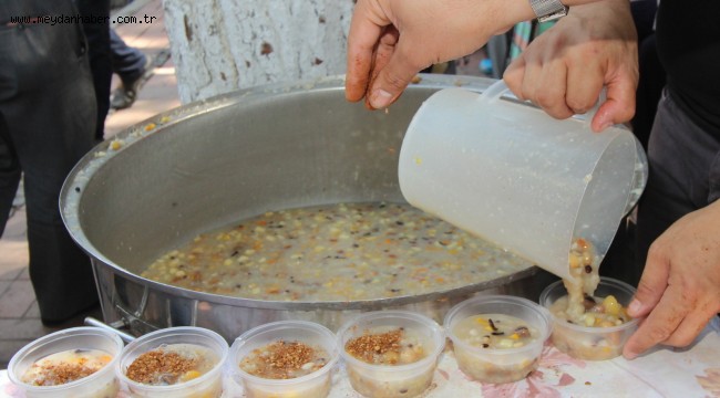 Saruhanlı Belediyesi Vatandaşlara Aşure Dağıttı