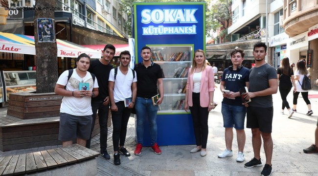 SOKAKTA KÜTÜPHANE VAR