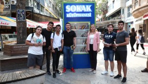 SOKAKTA KÜTÜPHANE VAR