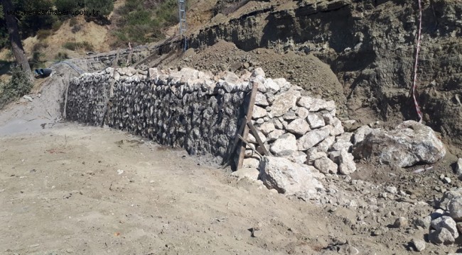 TEHLİKE ARZ EDEN BÖLGELERDE TAŞ DUVAR ÇALIŞMALARI DEVAM EDİYOR 