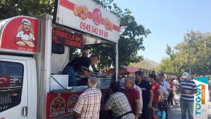 TÜGVA İzmir İzmir'in Kurtuluşu ve Aşure Günü münasebetiyle vatandaşa Aşure ikram etti...