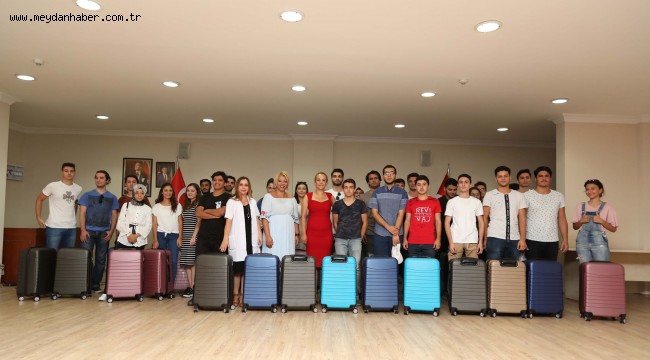 Üniversiteli gençlerin valiz sevinci