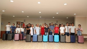 Üniversiteli gençlerin valiz sevinci