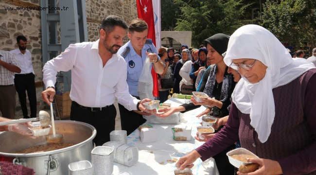 YÜZÜGÜLLÜ VATANDAŞLARA AŞURE İKRAM ETTİ 