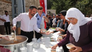 YÜZÜGÜLLÜ VATANDAŞLARA AŞURE İKRAM ETTİ 