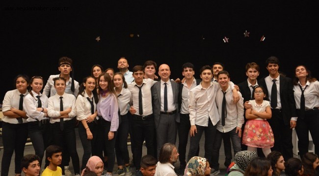 400 KİŞİLİK TİYATRO SALON DOLDU, TAŞTI