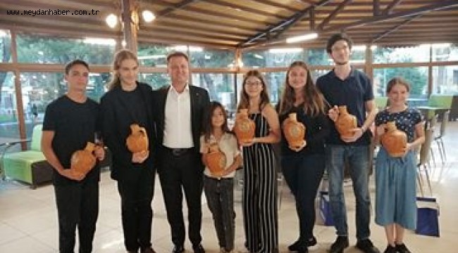 Başkan Aksoy genç piyanistleri ağırladı