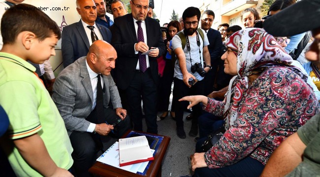 Başkan Tunç Soyer makam odasını minibüse yükledi