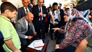 Başkan Tunç Soyer makam odasını minibüse yükledi