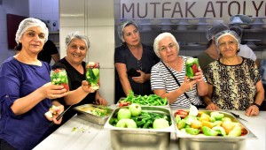 Bornovalı kadınlar kışa hazırlanıyor