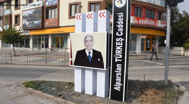 CADDEYE DEKORATİF TABELA DA TAKILDI